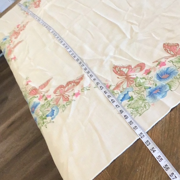 Vintage Tablecloth- Flowers and butterflies motif - Picture 9 of 12